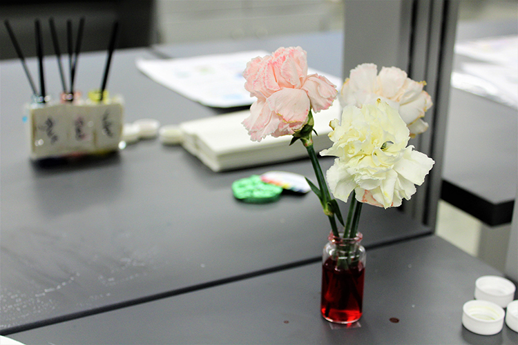 Microfluidic flowers